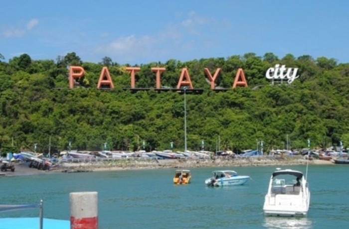 Pattaya one day trip Probably no one who doesn't know Pattaya Beach, of course, because this place is like a landmark of Pattaya. Because it is the most popular beach in Pattaya. And has been popular with tourists around the world. It is also the center of entertainment in Pattaya, fun water activities, as well as accommodation and resorts. It is also here that The Pattaya International Fireworks Festival takes place every year as well.